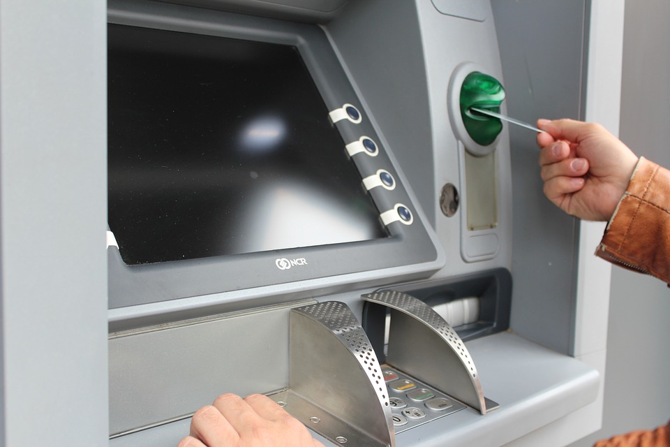 Comment retirer de l’argent de la machine ATM