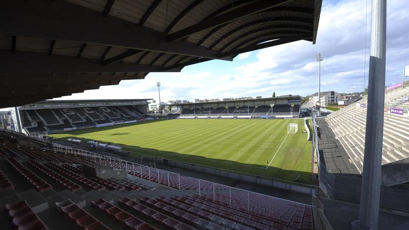 stade à proximité autour de moi